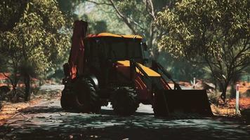 tractor excavadora en bosque de arbustos