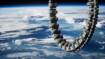 estação espacial futurista na órbita terrestre video