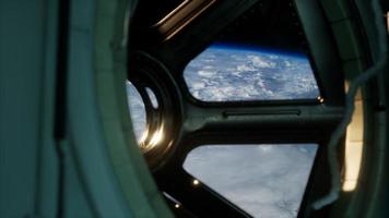 vista della cabina di pilotaggio dalla stazione spaziale internazionale che opera nelle vicinanze del pianeta terra video