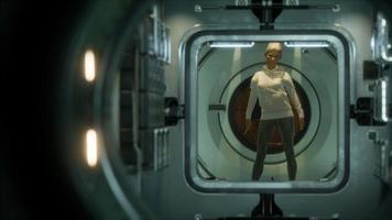 8k kvinnlig astronaut på ett futuristiskt rymdskepp video