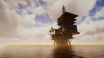 Offshore-Jack-Up-Rig mitten im Meer bei Sonnenuntergang video