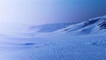 montañas nevadas en alaska con niebla video