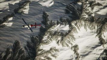 hélicoptère au-dessus des montagnes dans la neige video