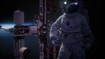 internationaal ruimtestation en astronaut in de ruimte boven de planeet aarde video