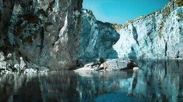 Küste mit Meer und Felsen video