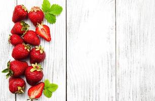 fresas maduras en la mesa de madera foto