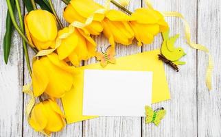 tarjeta y flores de tulipanes de primavera foto
