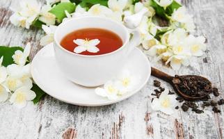 taza de té con flores de jazmín foto