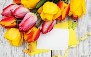 tarjeta y flores de tulipanes de primavera foto