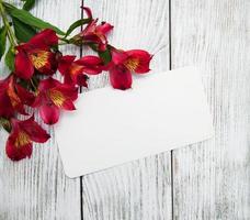 tarjeta de papel con flores de alstroemeria foto