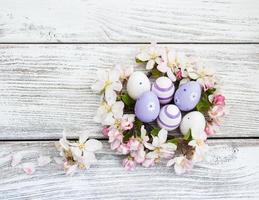 huevos de pascua y flor de manzano foto