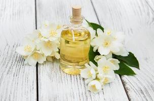aceite de masaje con flores de jazmin foto