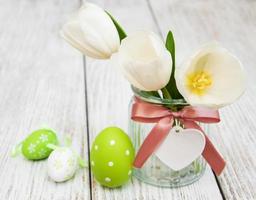 huevos de pascua y tulipanes foto