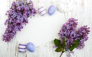 tarjeta de pascua con flores lilas foto