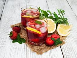 vasos de limonada con fresas foto