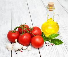 tomates orgánicos aceite de oliva y ajo foto