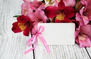 tarjeta de papel con flores de alstroemeria foto