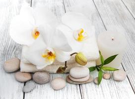 productos de spa y orquídeas blancas foto