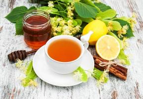 taza de té de hierbas con flores de tilo foto