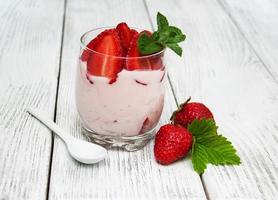 yogur con fresas frescas foto