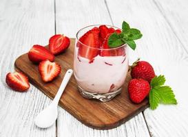 yogur con fresas frescas