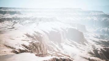roche de montagne couverte de neige d'hiver video