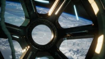 Cockpitansicht von der internationalen Raumstation, die in der Nähe des Planeten Erde operiert video
