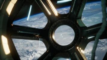 vista do cockpit da estação espacial internacional operando nas proximidades do planeta terra video