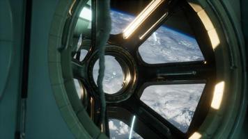 vista de cabina desde la estación espacial internacional que opera cerca del planeta tierra video