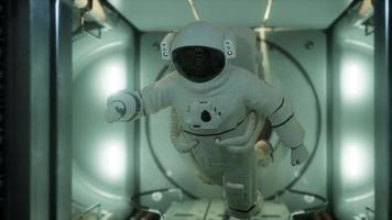 astronaut in het orbitale ruimtestation video