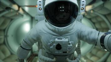 astronauta all'interno della stazione spaziale orbitale video