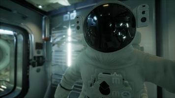 astronaut in der orbitalen raumstation video