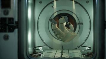 astronaut in het orbitale ruimtestation video