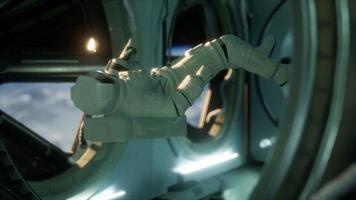 astronaut inne i den orbitala rymdstationen video