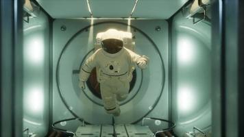 astronaut in het orbitale ruimtestation video