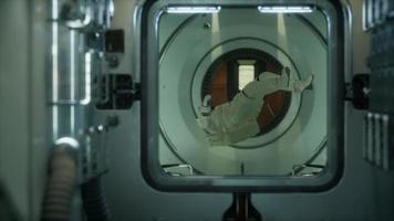astronauta dentro da estação espacial orbital video