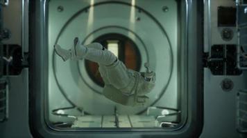 astronauta dentro de la estación espacial orbital video