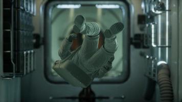 astronaut inne i den orbitala rymdstationen video