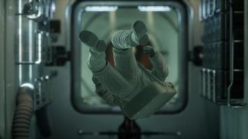 astronauta dentro de la estación espacial orbital video