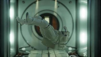 astronaut in het orbitale ruimtestation video