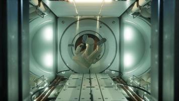 astronauta all'interno della stazione spaziale orbitale video