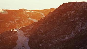 winter berglandschap bij zonsondergang video