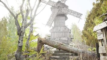 ancien moulin à vent traditionnel en bois dans la forêt video