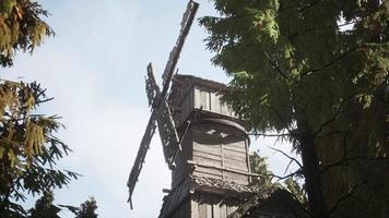 alte traditionelle Holzwindmühle im Wald video