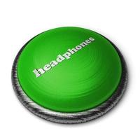 Palabra de auriculares en el botón verde aislado en blanco foto
