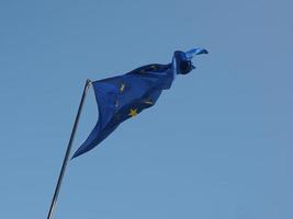 bandera de la ue sobre cielo azul foto