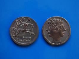 moneda romana vintage sobre azul foto
