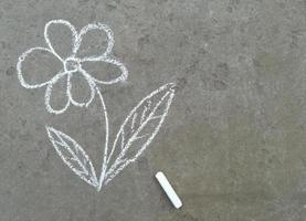 la flor se dibuja con tiza en el asfalto. el verano. lugar de banner para texto, niños, creatividad, espacio de copia foto