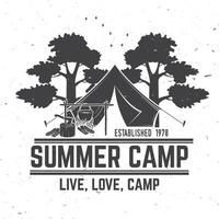 campamento de verano. vector. concepto de camiseta o logotipo, estampado, sello o camiseta. diseño de tipografía vintage con carpa camper, olla en el fuego, hacha, cielo y silueta forestal. vector