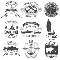 conjunto de insignias de campamento de vela y club de pesca. vector. concepto para camisa, estampado, sello o camiseta. diseño tipográfico vintage con caña de pescado y silueta de velero. deporte acuático extremo. vector